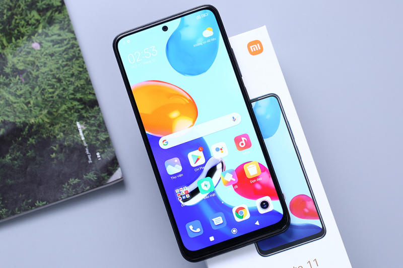 Redmi Note 11 sở hữu m&agrave;n h&igrave;nh c&oacute; k&iacute;ch thước vừa tay